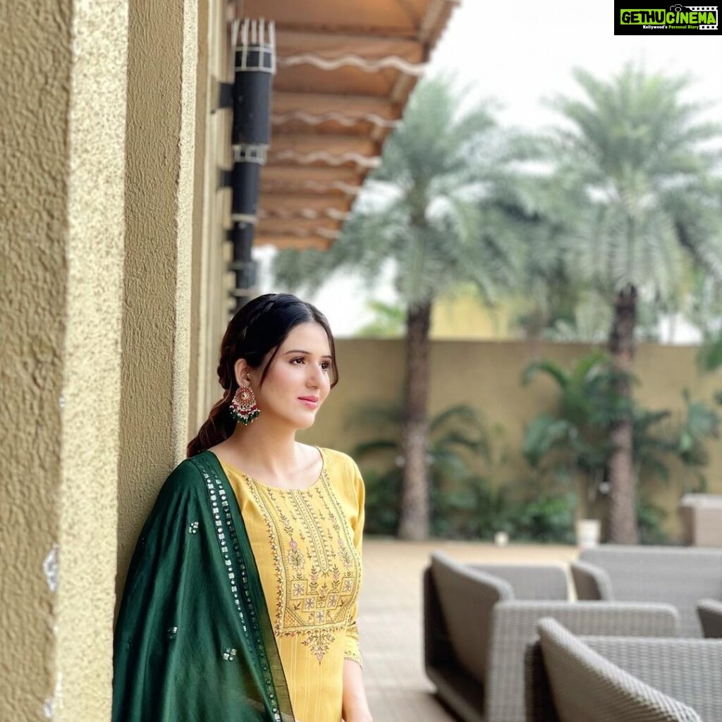 Isha Rikhi Instagram - Each new day is a blessing. Let go of all worries and be grateful for all the positive in life. ☘️😊🌷 #isharikhi