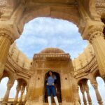 Isha Rikhi Instagram - Traveling leaves you speechless, then turns you into a storyteller. It’s a big and beautiful world. Most of us live and die in the same corner where we were born and never get to see any of it. I don’t want to be most of us. Thus, I live while I’m alive. ❤️🧚🏻‍♀️🥰 #explore #dream #discover Last post of 2021 😜 Bada Bagh, Jaisalmer
