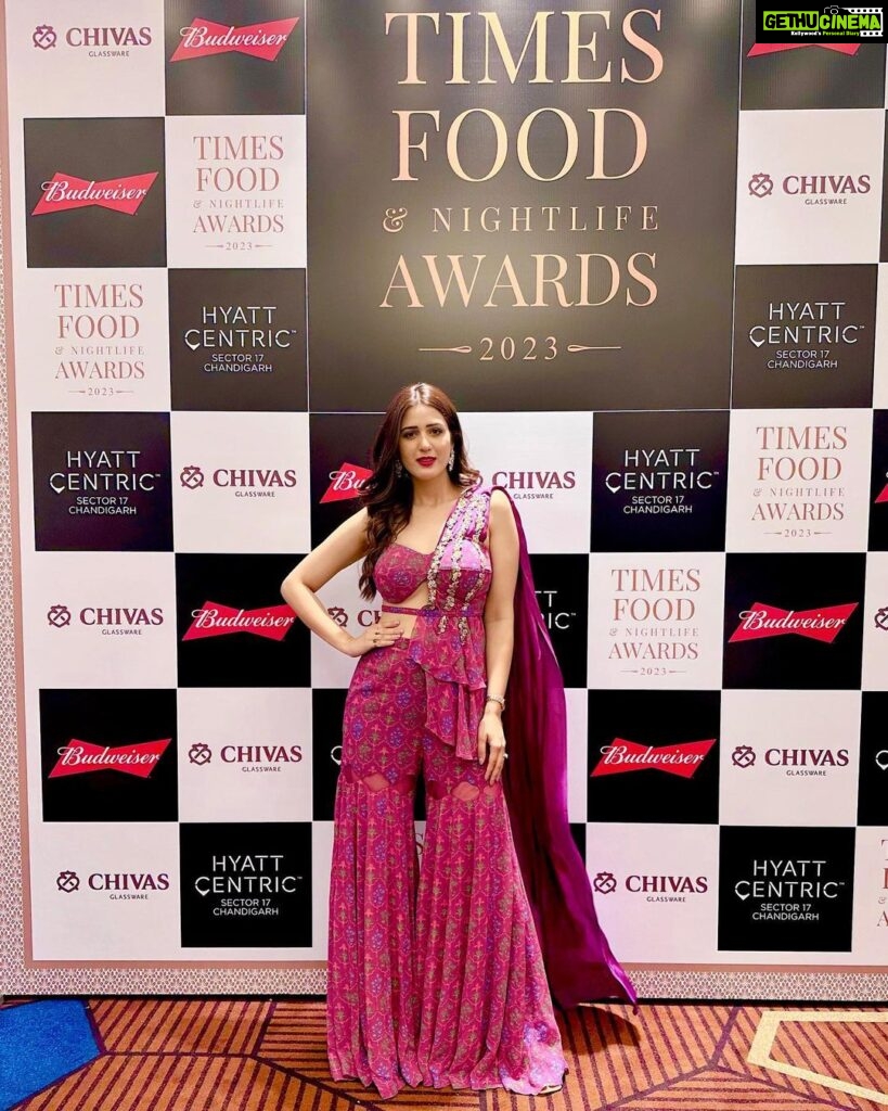 Isha Rikhi Instagram - Thank you for having me 💜 Times Food & Nightlife Awards2023. Your awards are always so much fun! @timesfoodnightlife Outfit @rachitkhannaofficial Earrings @thefashionparadestore #TOI #TFNA2023 #chandigarhtimes