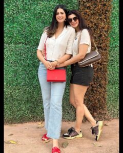 Isha Rikhi Instagram - Friendship is not about who you spend the most time with , it’s about who you have the best time with . 
@isharikhi gonna miss you .. come back soon 😘 🤗 
#friendshipgoals #mumbaidiaries