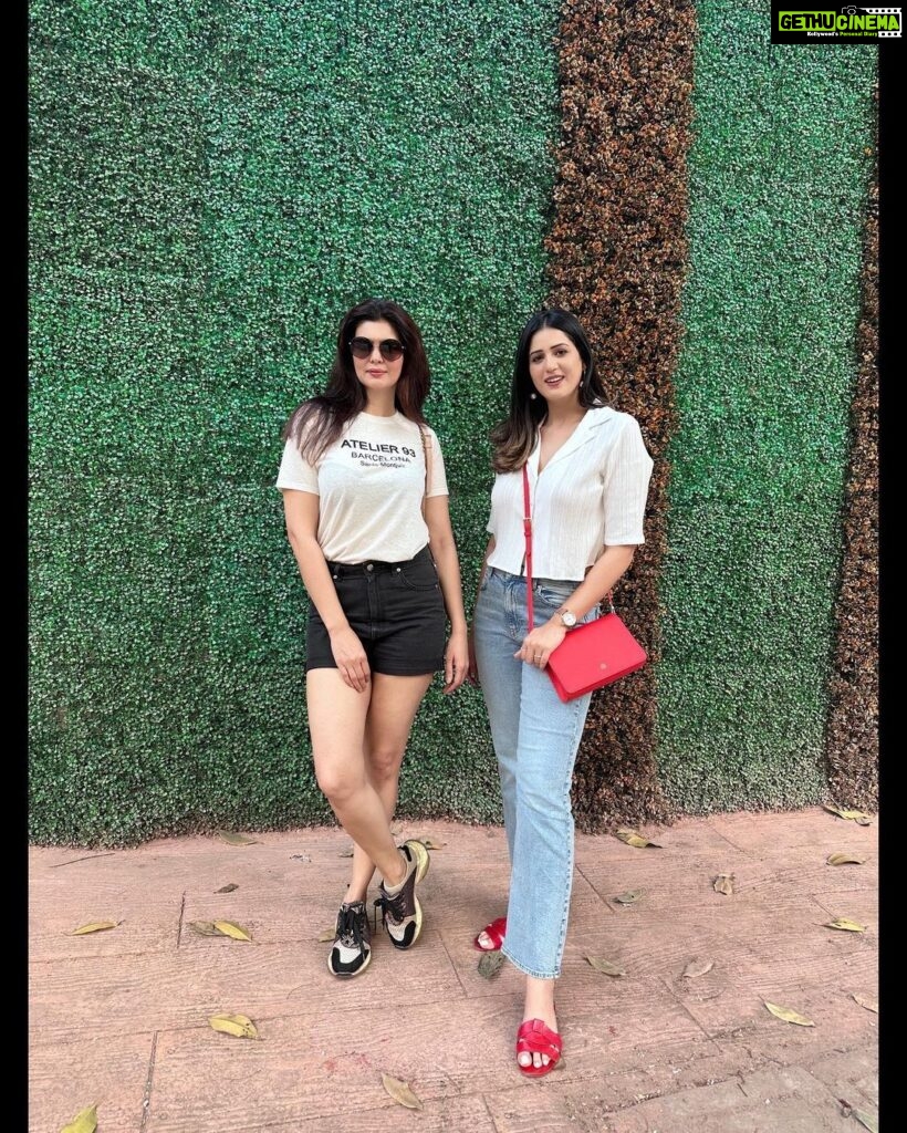Isha Rikhi Instagram - Friendship is not about who you spend the most time with , it’s about who you have the best time with . @isharikhi gonna miss you .. come back soon 😘 🤗 #friendshipgoals #mumbaidiaries Mumbai - मुंबई