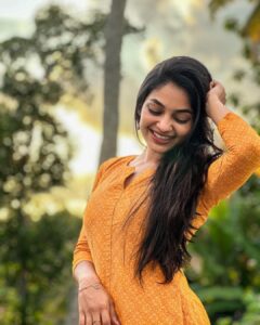 Ivana Instagram - Give me fresh flowers and an old love🌻🎻

PC: @the__pegasus__ 

#shotoniphone