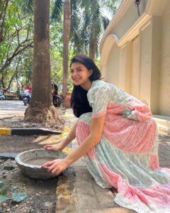 Jacqueline Fernandez Instagram - 🌸🌸🌸 these water bowls will help stray animals during these difficult summer months to hydrate and stay cool!! I sincerely request all those who can to pls get these mitti bowls or even mitti bowls from your own local potters and place them outside your buildings! Pls tag @jf.yolofoundation @thefelinefoundation so we can repost your amazing work and spread the word!!! I got my mitti bowls from the @thefelinefoundation thank you so much for this amazing initiative 💜 also the water bowls need to be cleaned and refilled daily to avoid stagnant water and to keep it fresh and hygienic for the community!