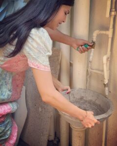 Jacqueline Fernandez Instagram - 🌸🌸🌸 these water bowls will help stray animals during these difficult summer months to hydrate and stay cool!! I sincerely request all those who can to pls get these mitti bowls or even mitti bowls from your own local potters and place them outside your buildings! Pls tag @jf.yolofoundation @thefelinefoundation so we can repost your amazing work and spread the word!!! I got my mitti bowls from the @thefelinefoundation thank you so much for this amazing initiative 💜 also the water bowls need to be cleaned and refilled daily to avoid stagnant water and to keep it fresh and hygienic for the community!