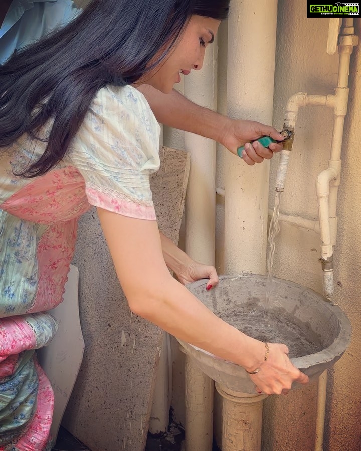 Jacqueline Fernandez Instagram - 🌸🌸🌸 these water bowls will help stray animals during these difficult summer months to hydrate and stay cool!! I sincerely request all those who can to pls get these mitti bowls or even mitti bowls from your own local potters and place them outside your buildings! Pls tag @jf.yolofoundation @thefelinefoundation so we can repost your amazing work and spread the word!!! I got my mitti bowls from the @thefelinefoundation thank you so much for this amazing initiative 💜 also the water bowls need to be cleaned and refilled daily to avoid stagnant water and to keep it fresh and hygienic for the community!