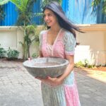 Jacqueline Fernandez Instagram – 🌸🌸🌸 these water bowls will help stray animals during these difficult summer months to hydrate and stay cool!! I sincerely request all those who can to pls get these mitti bowls or even mitti bowls from your own local potters and place them outside your buildings! Pls tag @jf.yolofoundation @thefelinefoundation so we can repost your amazing work and spread the word!!! I got my mitti bowls from the @thefelinefoundation thank you so much for this amazing initiative 💜 also the water bowls need to be cleaned and refilled daily to avoid stagnant water and to keep it fresh and hygienic for the community!