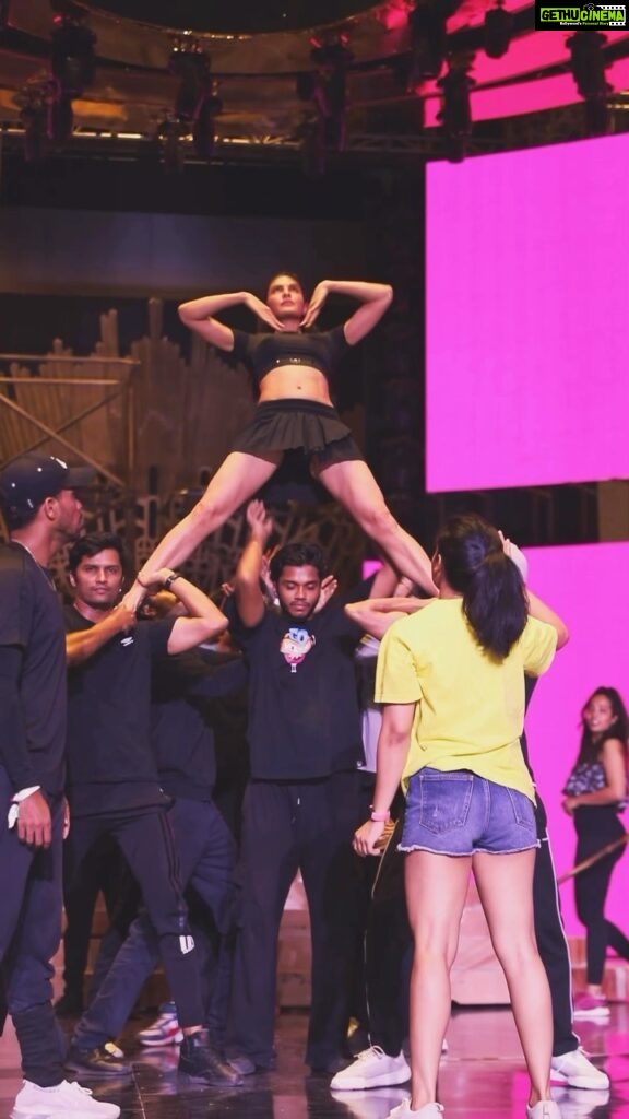 Jacqueline Fernandez Instagram - Happy World Dance Day everyone ❤️ shout out to all the choreographers and dancers I’ve ever worked with and your love and dedication to your art ⭐️⭐️⭐️ keep shining