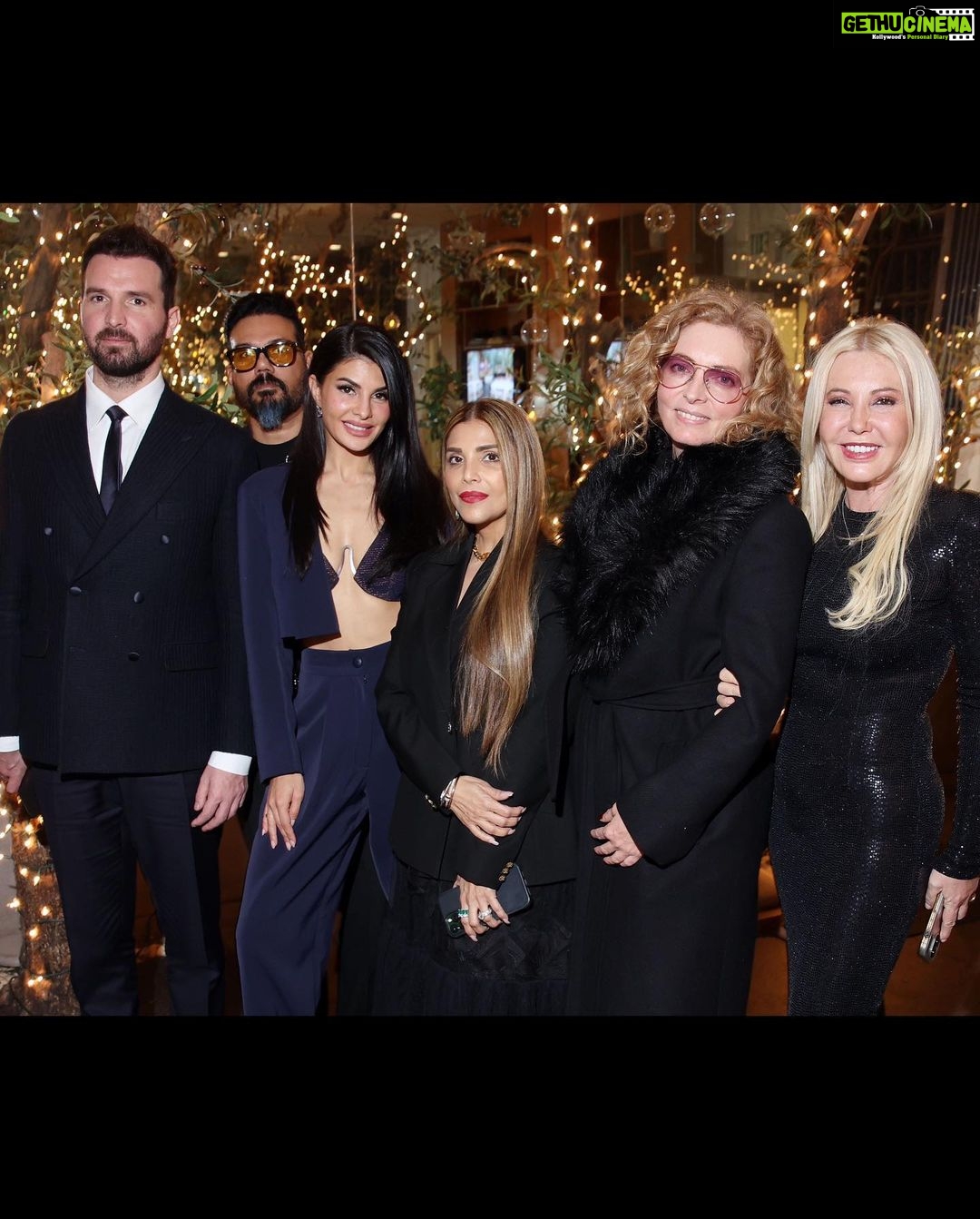 Jacqueline Fernandez Instagram - Pre Oscar dinner with team ‘Tell it like a Woman’ and some more beautiful people! @anne_watanabe @mirasorvino @falgunipeacock @shanepeacock @andreaiervolinoproducer @chiaratilesi @namitaalexander @christopherbackus Monica Bacardi ❤️❤️❤️