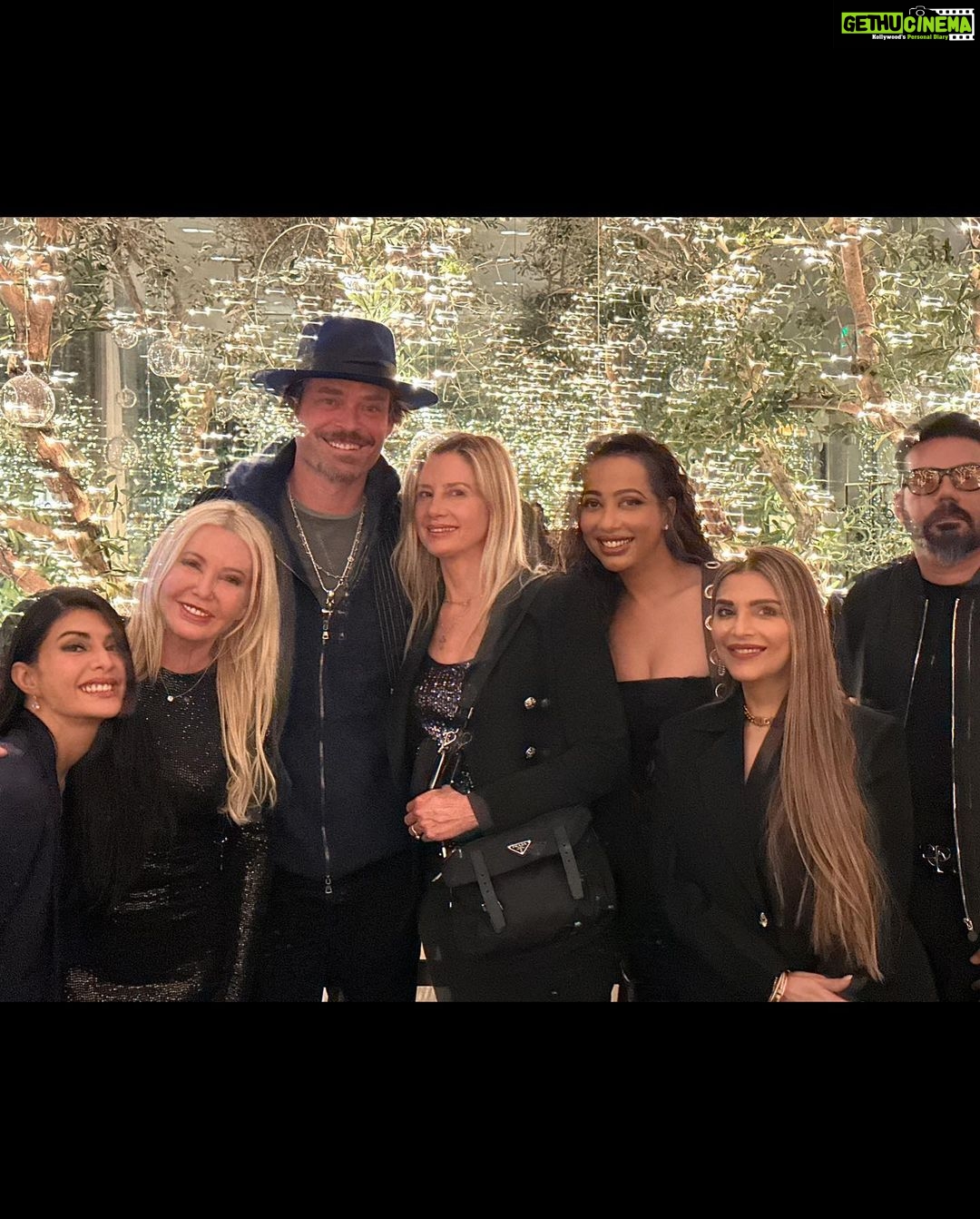Jacqueline Fernandez Instagram - Pre Oscar dinner with team ‘Tell it like a Woman’ and some more beautiful people! @anne_watanabe @mirasorvino @falgunipeacock @shanepeacock @andreaiervolinoproducer @chiaratilesi @namitaalexander @christopherbackus Monica Bacardi ❤️❤️❤️