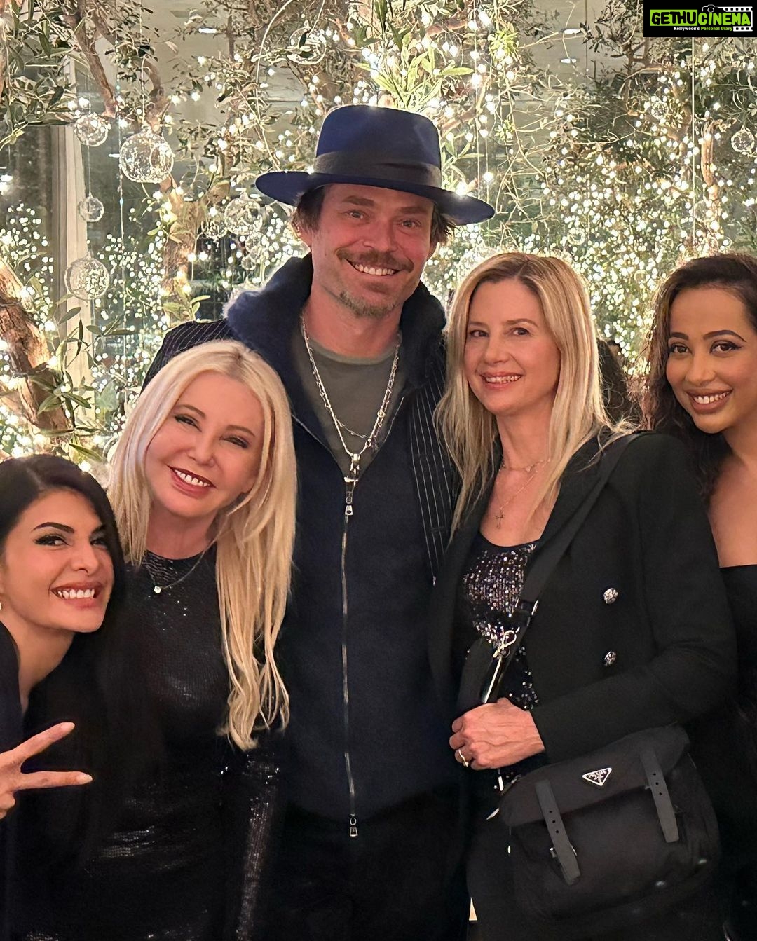 Jacqueline Fernandez Instagram - Pre Oscar dinner with team ‘Tell it like a Woman’ and some more beautiful people! @anne_watanabe @mirasorvino @falgunipeacock @shanepeacock @andreaiervolinoproducer @chiaratilesi @namitaalexander @christopherbackus Monica Bacardi ❤️❤️❤️