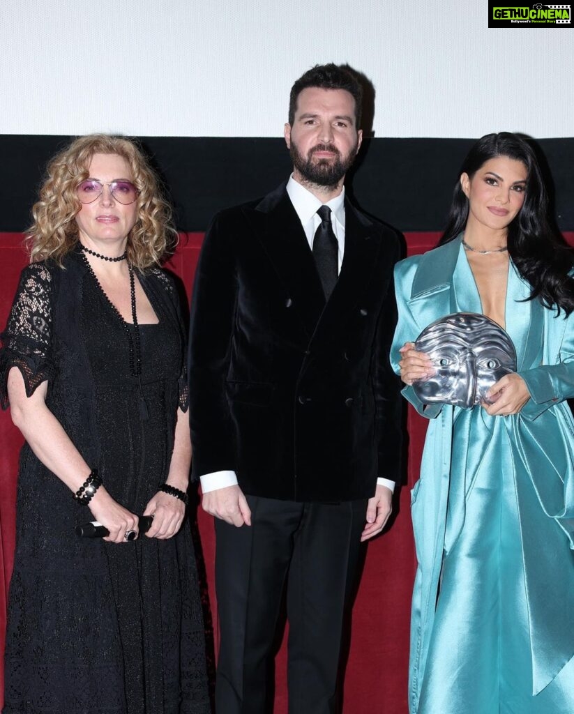Jacqueline Fernandez Instagram - Celebrated Women’s Day in the best way possible!! So proud and happy that a film made by women to empower other women got us an Oscar nomination for best original song!! Last night was so special at the screening of ‘Tell it like a woman’ by the Los Angeles Italian Film Fashion Art fest and to be on the panel with such amazing women discussing their stories!! Thank you @wditogether @andreaiervolinoproducer @leenaclicks @aseematographer @arrahman @dianewarren @sofiacarson ❤❤❤