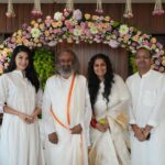 Jacqueline Fernandez Instagram - ❤️❤️❤️❤️ @srisriravishankar @neetumahaveerjain 🙏🙏