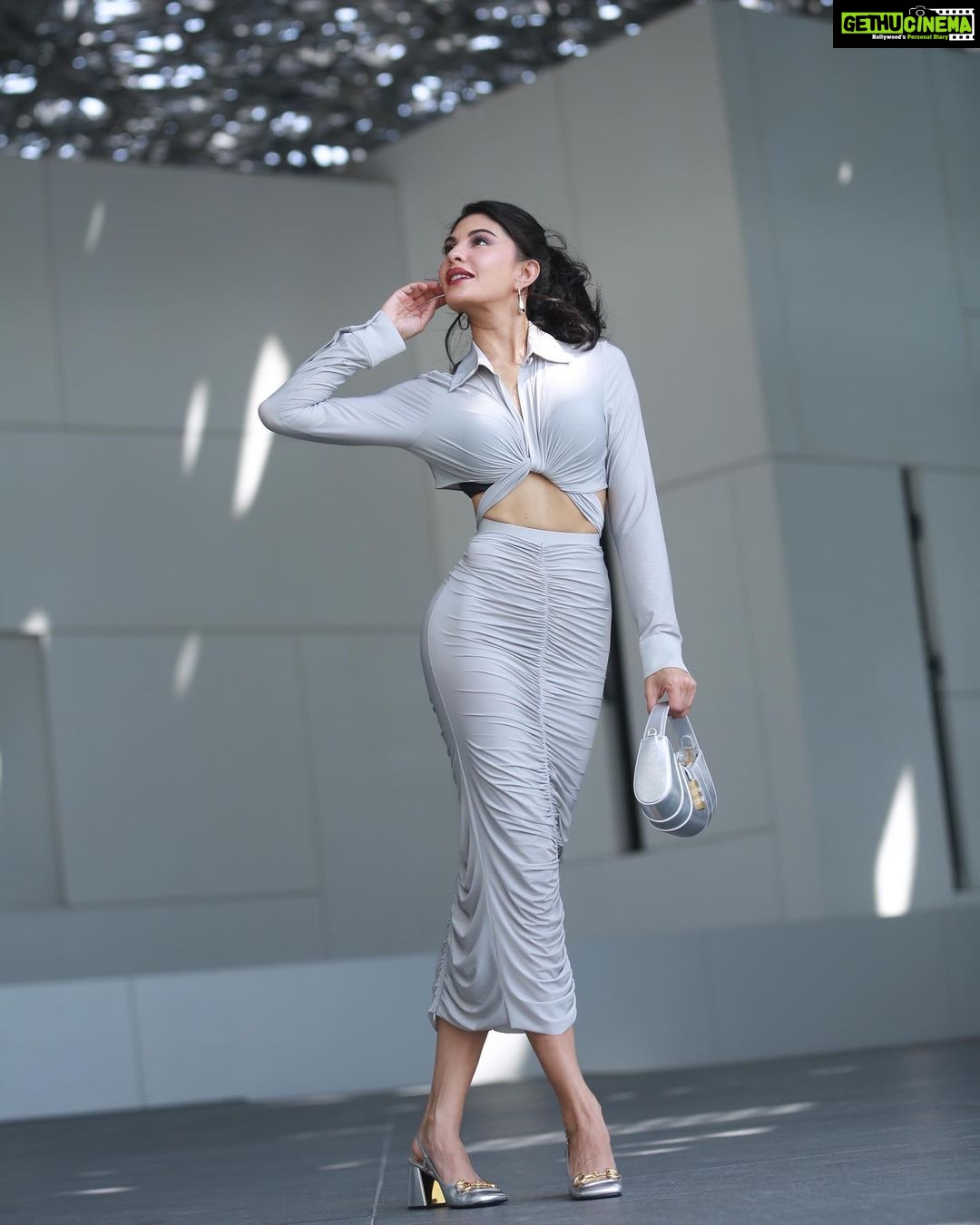 Jacqueline Fernandez Instagram - 🌸 thank you @farfetch for the wonderful lunch at the most beautiful @louvreabudhabi 🌸🌸🌸 @iifa