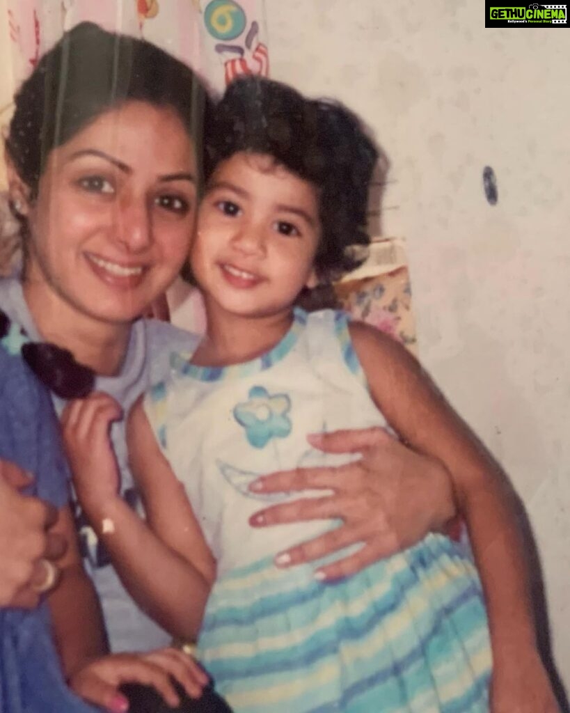 Janhvi Kapoor Instagram - running out of pictures but never out of memories. The best mumma in the world. You keep me going always ❤️ I miss you