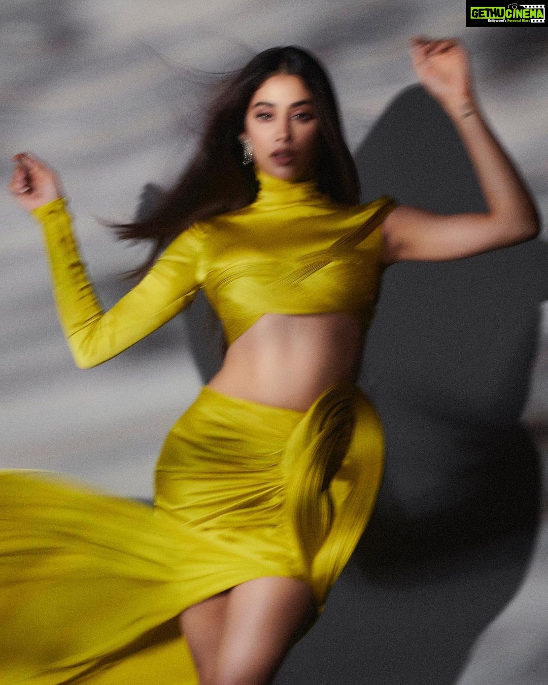 Janhvi Kapoor Instagram - appreciation post for my team 😩 thank you for always making me feel so fiiiine 💕 @rivieralynn @mikedesir @vaishnavpraveen @priyankarkapadia