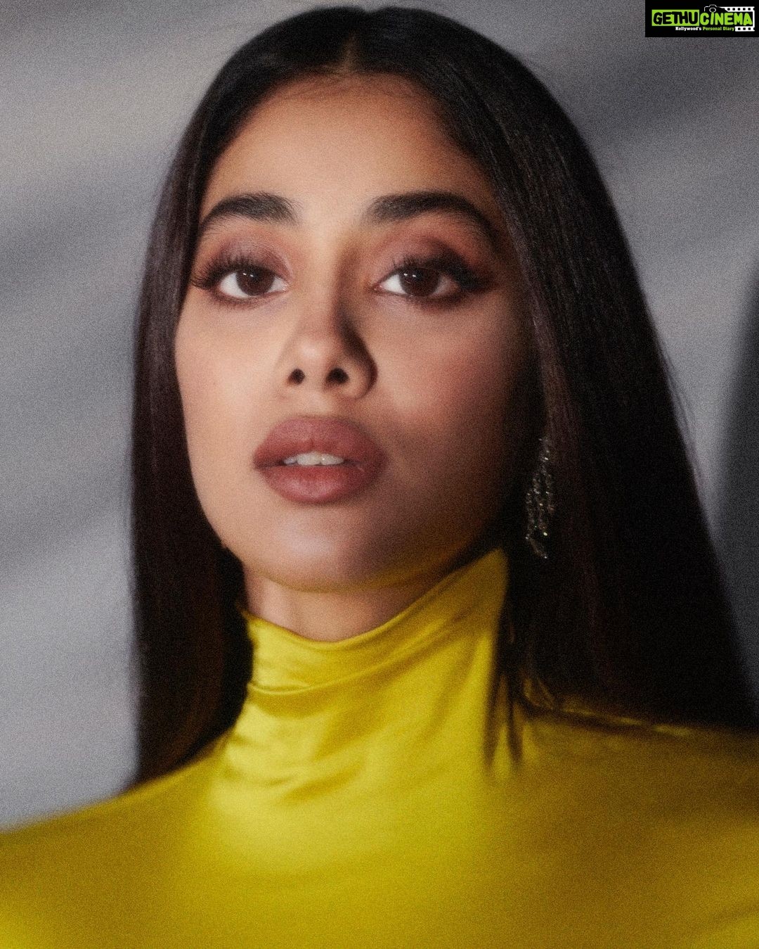 Janhvi Kapoor Instagram - appreciation post for my team 😩 thank you for always making me feel so fiiiine 💕 @rivieralynn @mikedesir @vaishnavpraveen @priyankarkapadia