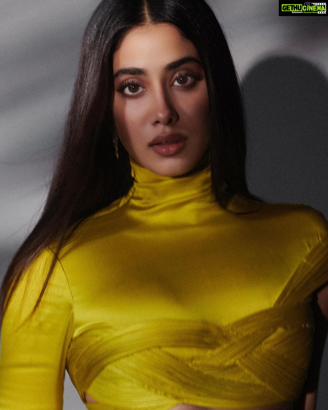 Janhvi Kapoor Instagram - appreciation post for my team 😩 thank you for always making me feel so fiiiine 💕 @rivieralynn @mikedesir @vaishnavpraveen @priyankarkapadia
