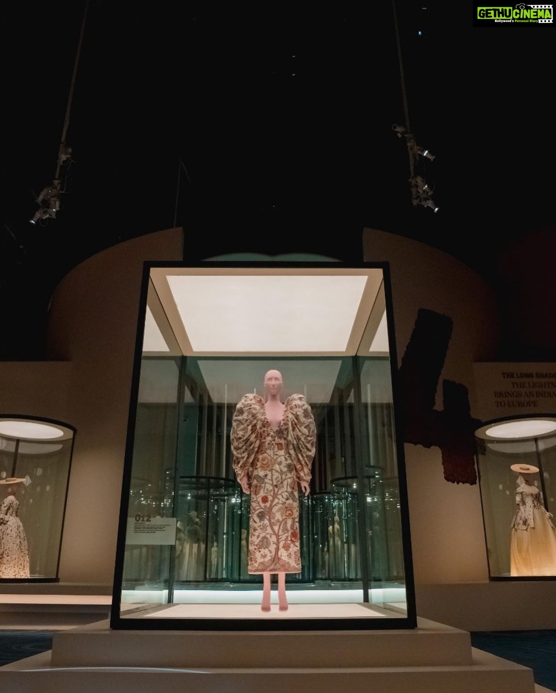 Janhvi Kapoor Instagram - An absolute privilege to immerse in some of the finest cultural experiences at #NitaMukeshAmbaniCulturalCentre ‘The Great Indian Musical: Civilization to Nation’ is a riveting theatrical production about our nation’s rich heritage, and #IndiaInFashion is a unique costume exhibition that showcases India's impact on global fashion. Each show and the whole cultural centre that Mrs. Nita Ambani has created makes me feel proud to be an Indian. Each one of us should most definitely experience this centre. #CultureAtTheCentre @nmacc.india