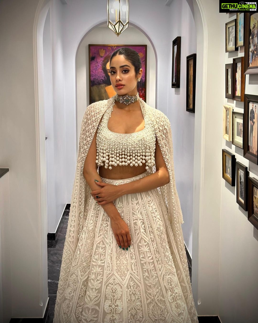 Janhvi Kapoor Instagram - 💕 kind of enjoying casual iPhone photos again