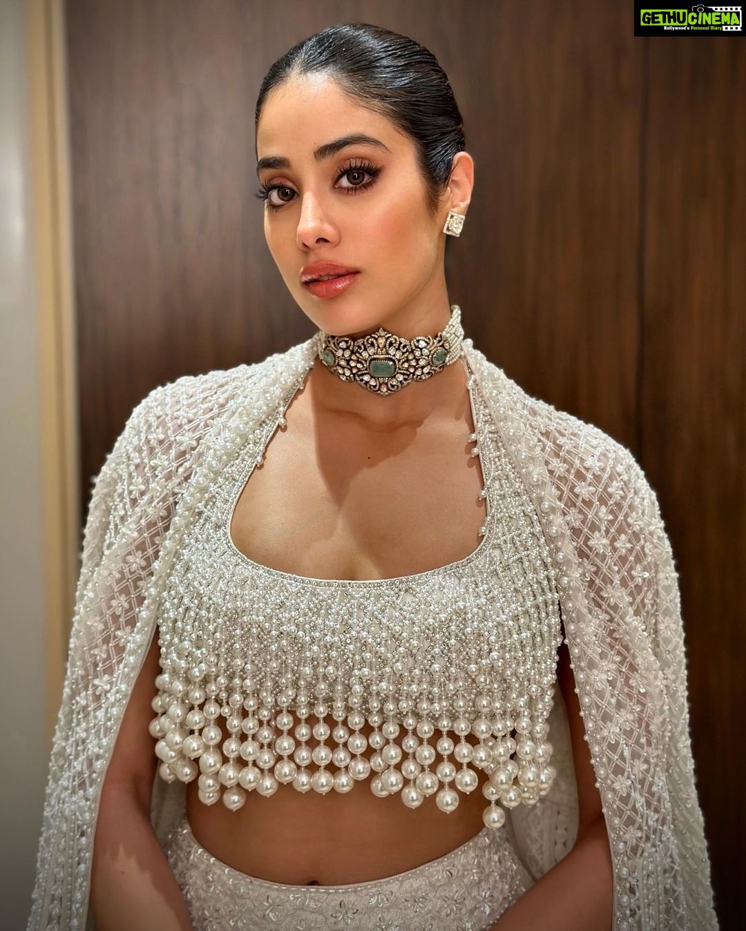 Janhvi Kapoor Instagram - 💕 kind of enjoying casual iPhone photos again