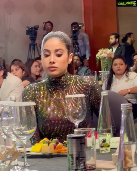 Janhvi Kapoor Instagram - only 2 moods 🫢