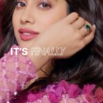 Janhvi Kapoor Instagram - Nykaa Pink Love Sale is LIVE💕 It’s time to shop your heart out 🛍️ #Nykaa #NykaaPinkLoveSale #downloadtheappnow #ShopYourHeartOut #valentinesday #valentine #love #seasonoflove #salesalesale #salelive #addtobag #saleishere #shopnow #getshopping #JK #JanhviKapoor #organicc