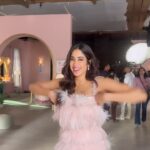 Janhvi Kapoor Instagram – 🐣 when u know it’s time to break for lunch 🐣