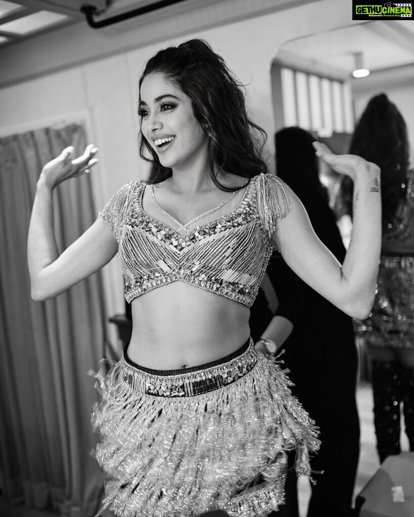 Janhvi Kapoor Instagram - when the zip of your gown rips 5 minutes before the red carpet and 12 minutes before you have to perform on stage 🥲