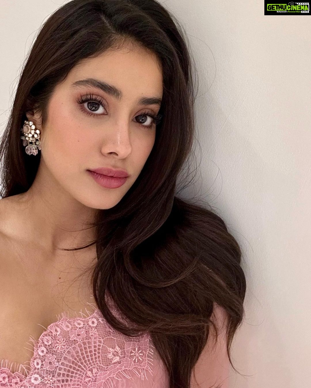 Janhvi Kapoor Instagram - by day and by night ππΌπ»ππ¬