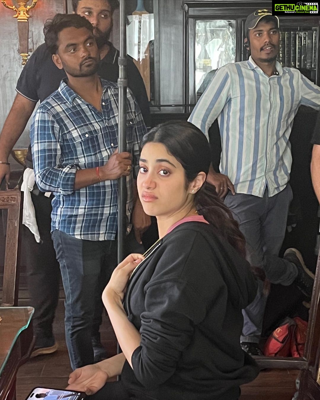 Janhvi Kapoor Instagram - some dayz fresh some dayz mess🤕😈🥰