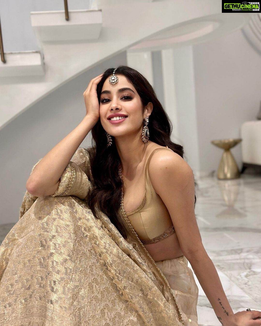 Janhvi Kapoor Instagram - 🪔 இனிய பொங்கல் 🪔