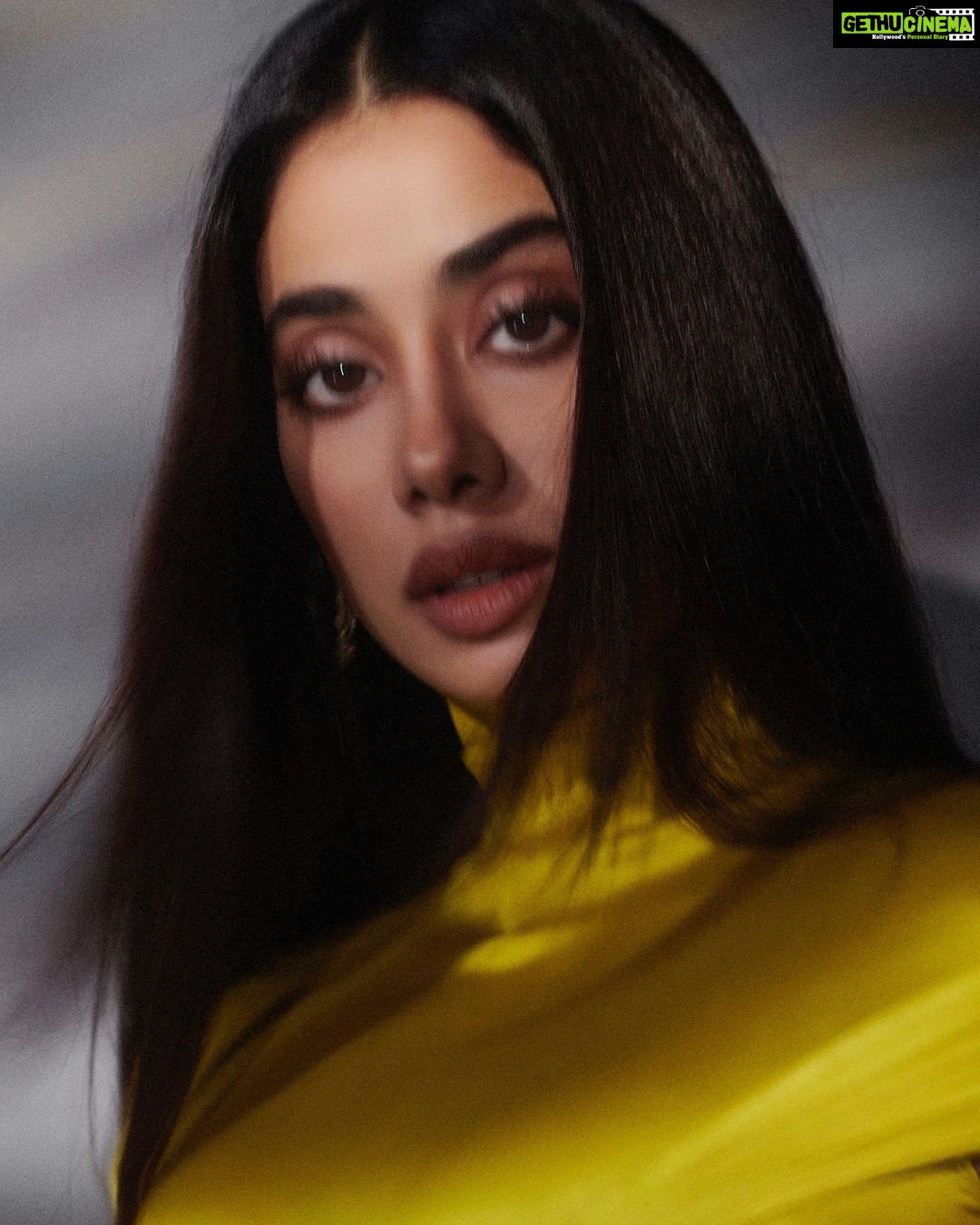 Janhvi Kapoor Instagram - appreciation post for my team 😩 thank you for always making me feel so fiiiine 💕 @rivieralynn @mikedesir @vaishnavpraveen @priyankarkapadia