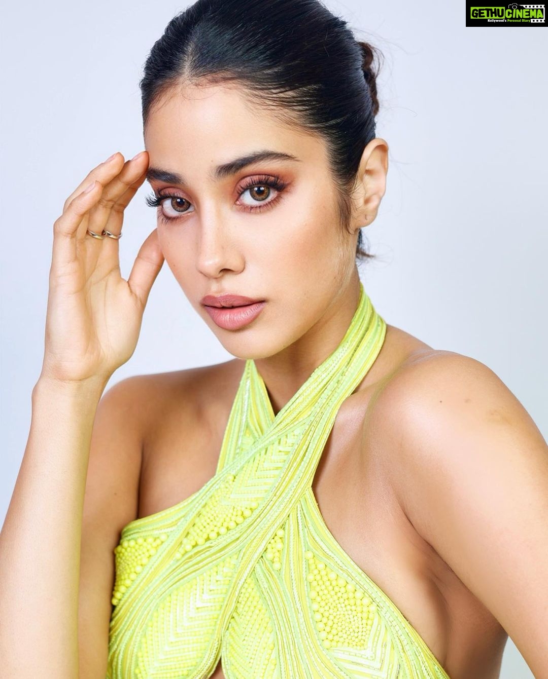 Janhvi Kapoor Instagram - Clearly still feeling tropical 🐠🏝️