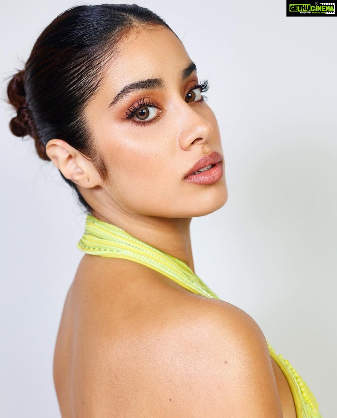 Janhvi Kapoor Instagram - Clearly still feeling tropical 🐠🏝️
