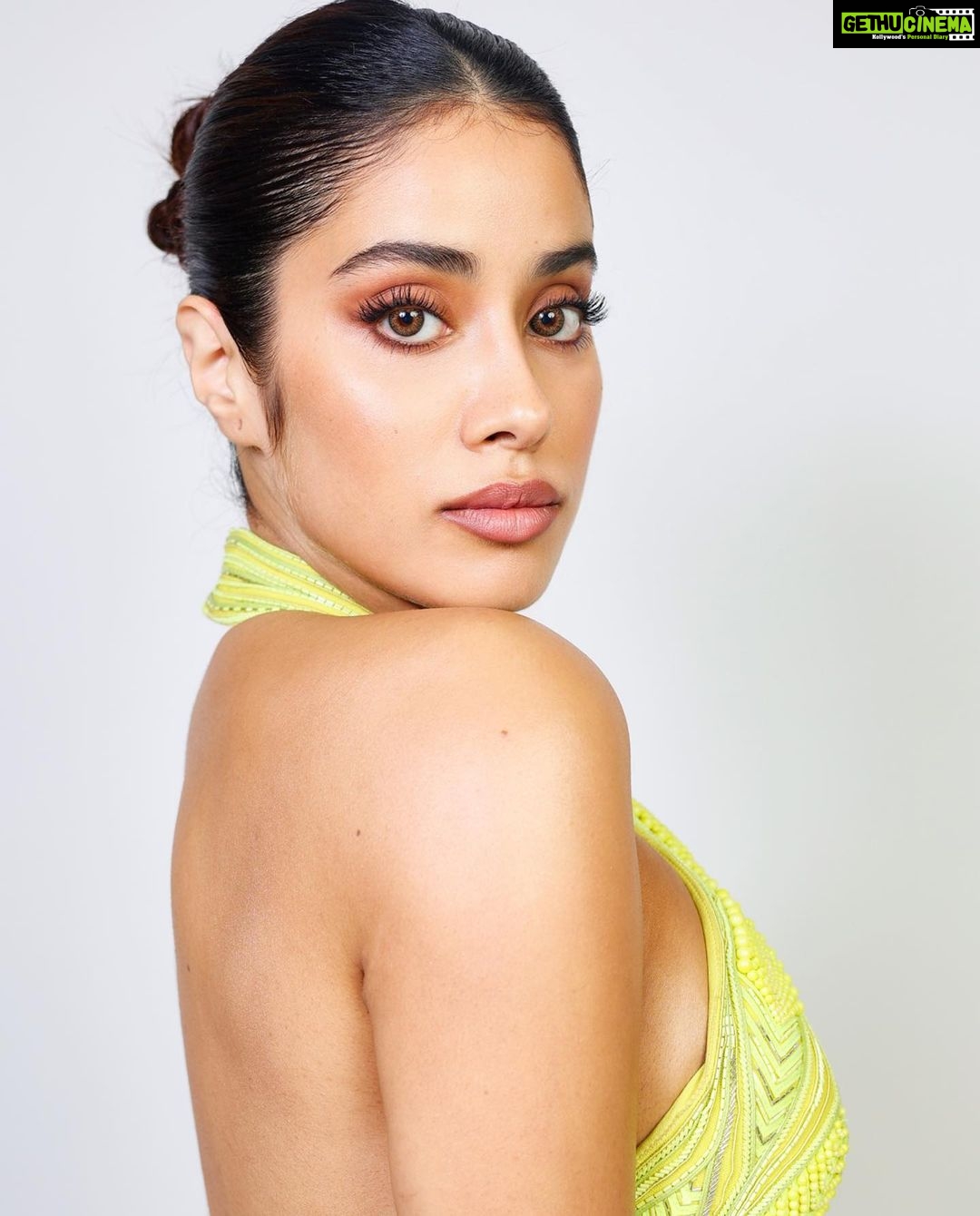 Janhvi Kapoor Instagram - Clearly still feeling tropical 🐠🏝️