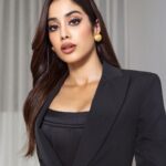Janhvi Kapoor Instagram - Got a warm welcome back to town with a pretty sunset and the best company ❤️ so honoured to have been in the same room with so many people I admire!!