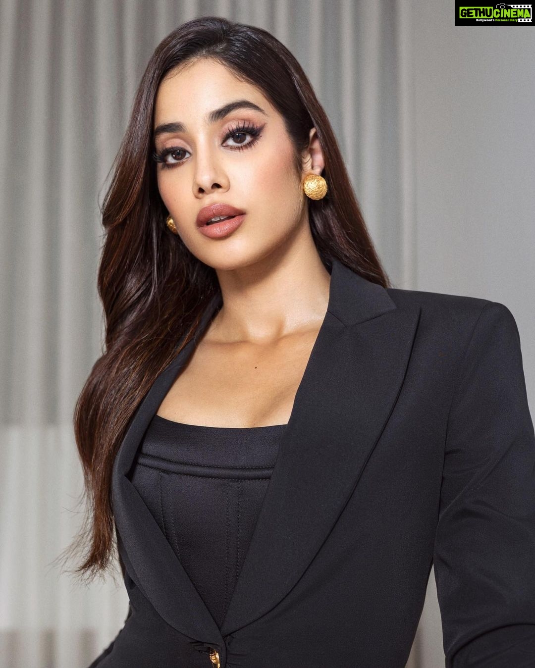 Janhvi Kapoor Instagram - Got a warm welcome back to town with a pretty sunset and the best company ❤️ so honoured to have been in the same room with so many people I admire!!