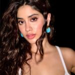 Janhvi Kapoor Instagram - 🌙 meet me in the pale moonlight 🌙