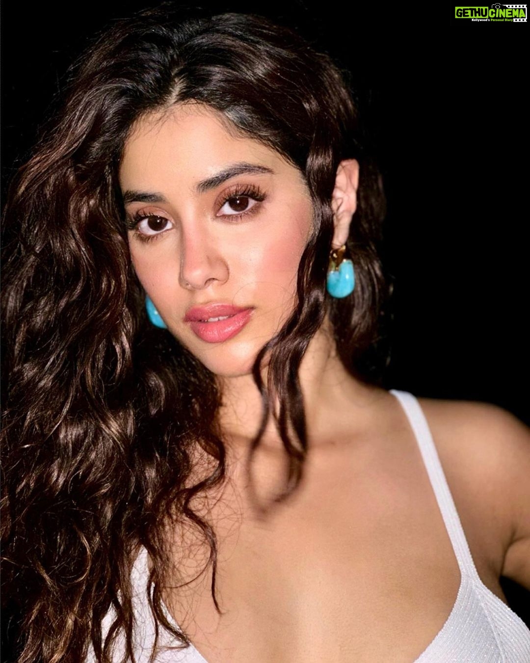 Janhvi Kapoor Instagram - 🌙 meet me in the pale moonlight 🌙