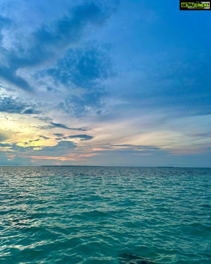 Janhvi Kapoor Instagram - Messy hair, iridescent skies, salty winds and an endless ocean 💘 #discoversoneva #sonevajani #experiencesoneva #coastalin Soneva Jani