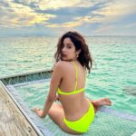 Janhvi Kapoor Instagram – Messy hair, iridescent skies, salty winds and an endless ocean 💘

#discoversoneva #sonevajani #experiencesoneva #coastalin Soneva Jani