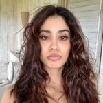 Janhvi Kapoor Instagram – Messy hair, iridescent skies, salty winds and an endless ocean 💘

#discoversoneva #sonevajani #experiencesoneva #coastalin Soneva Jani