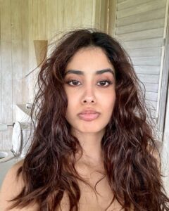 Janhvi Kapoor Instagram - Messy hair, iridescent skies, salty winds and an endless ocean 💘

#discoversoneva #sonevajani #experiencesoneva #coastalin