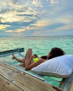 Janhvi Kapoor Instagram - Messy hair, iridescent skies, salty winds and an endless ocean 💘

#discoversoneva #sonevajani #experiencesoneva #coastalin