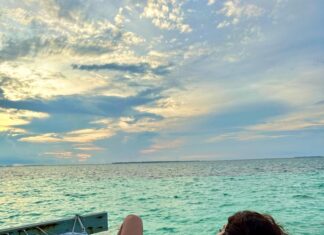 Janhvi Kapoor Instagram - Messy hair, iridescent skies, salty winds and an endless ocean 💘 #discoversoneva #sonevajani #experiencesoneva #coastalin Soneva Jani
