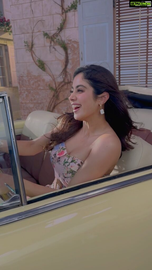 Janhvi Kapoor Instagram - me running away from all my problems 🤡