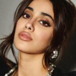 Janhvi Kapoor Instagram - season’s greetings! ✨🎄💋