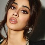 Janhvi Kapoor Instagram - season’s greetings! ✨🎄💋
