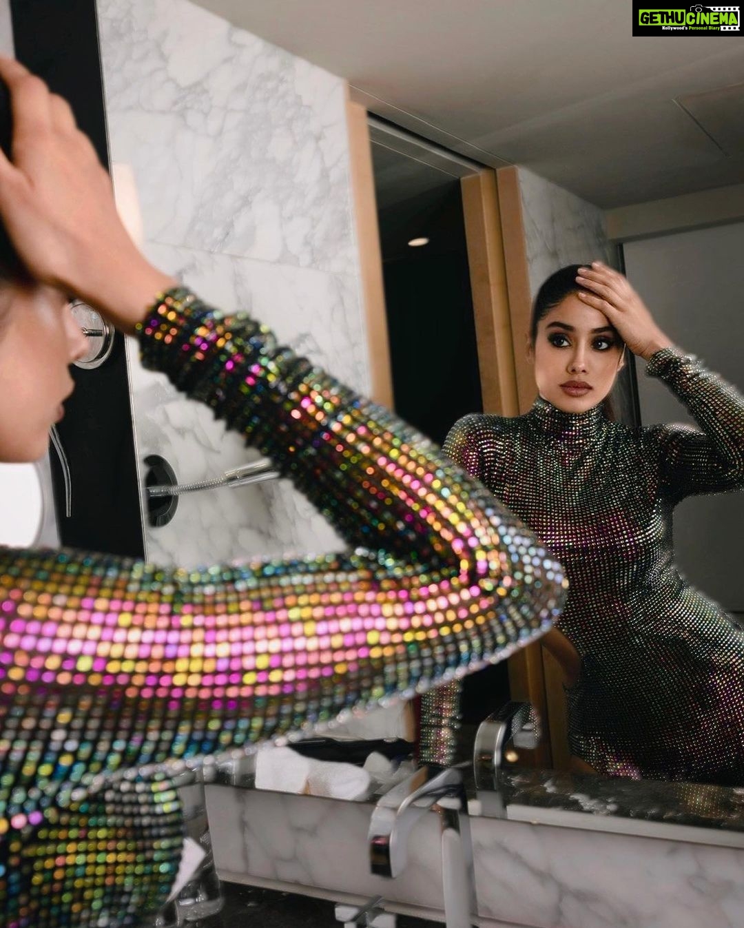 Janhvi Kapoor Instagram - only 2 moods 🫢