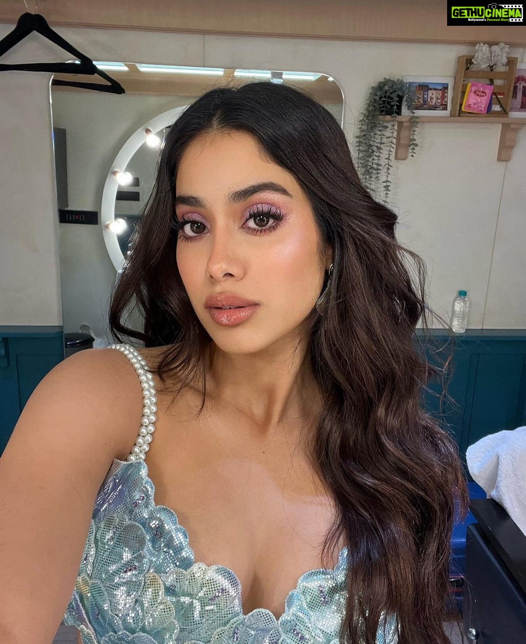 Janhvi Kapoor Instagram - past couple of days- from 🧜🏼♀️ to 🥷 to 🤕 to 🥰 and everything in between
